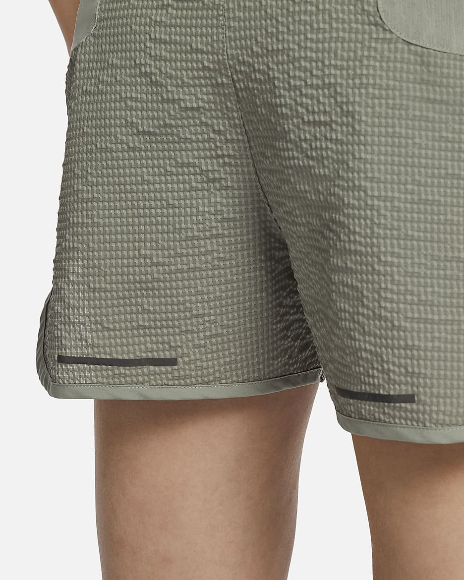 Shorts de correr Dri-FIT ADV de 10 cm con forro de ropa interior para hombre Nike Running Division - Estuco oscuro