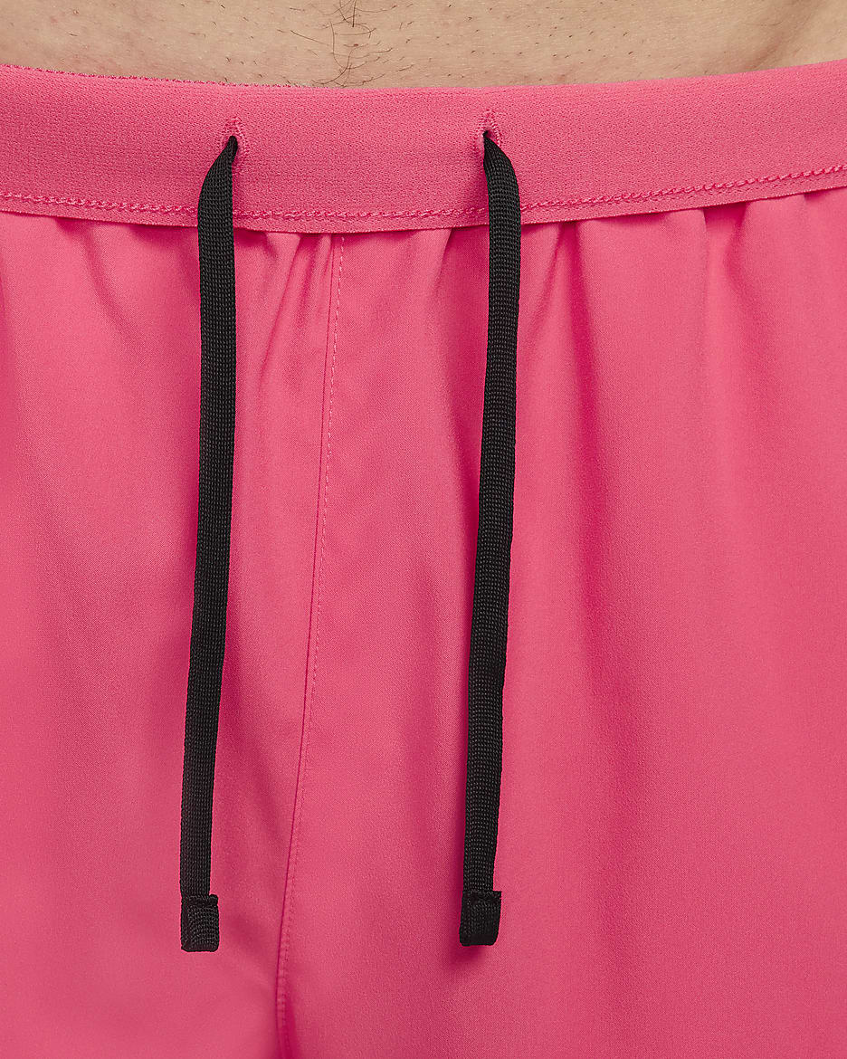 Shorts de correr Dri-FIT de 13 cm con forro de ropa interior para hombre Nike Challenger - Rosa margarita/Negro/Negro