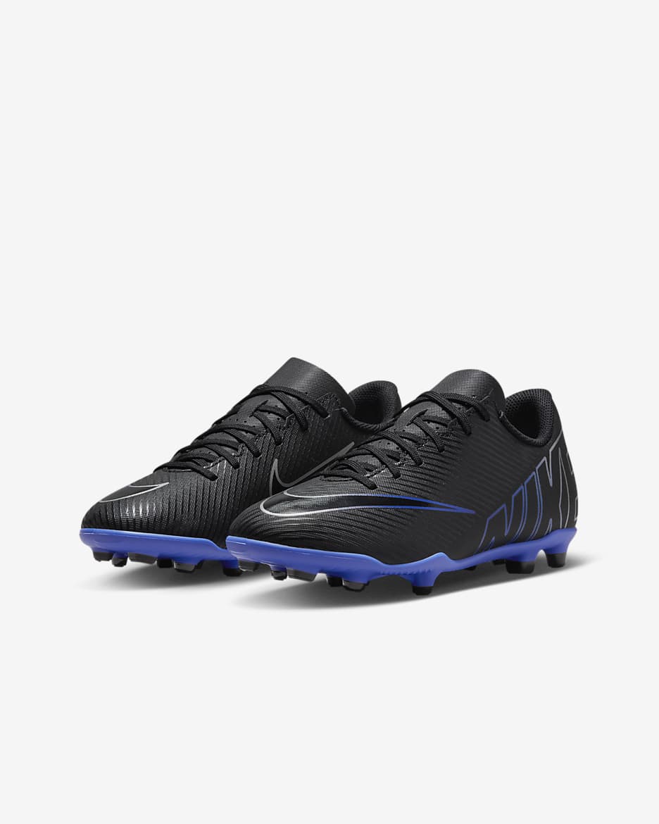 Tacos de fútbol de corte low para terrenos múltiples para niños de preescolar y grandes Nike Jr. Mercurial Vapor 15 Club - Negro/Hiperroyal/Cromo