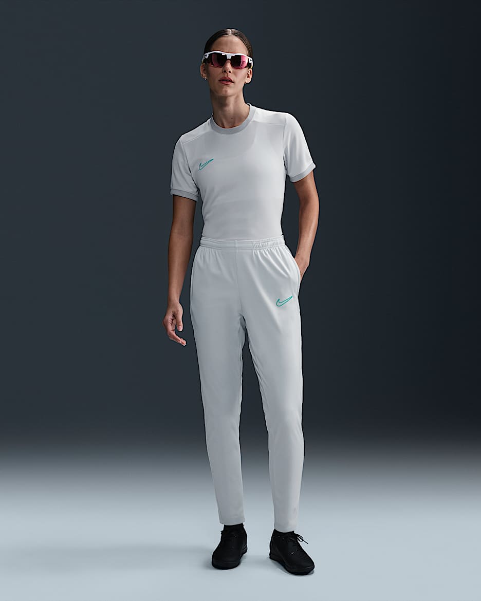 Pantalon de foot Dri-FIT Nike Academy pour femme - Photon Dust/Light Smoke Grey/Dynamic Turquoise