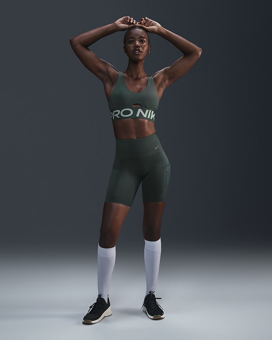 Damski stanik sportowy z wkładkami i średnim wsparciem Nike Pro Indy Plunge - Vintage Green/Jade Horizon/Biel