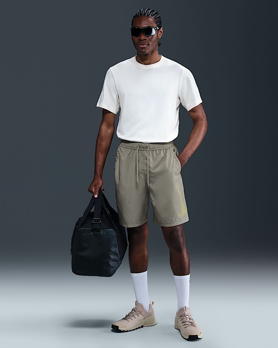 Nike Form Shorts versátiles Dri-FIT de 23 cm sin forro para hombre - Militar claro/Oro Saturno