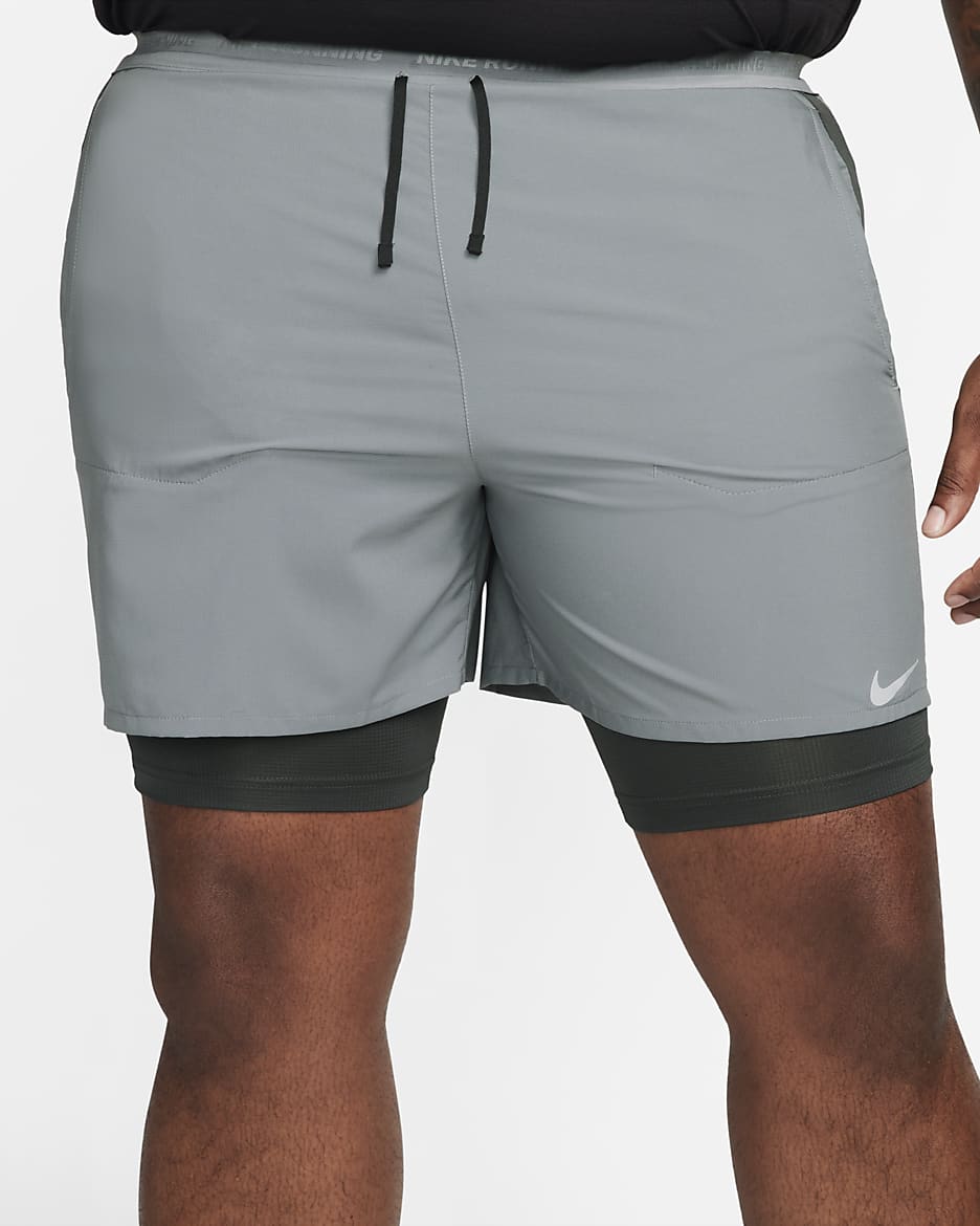 Shorts de running híbridos Dri-FIT de 12.5 cm para hombre Nike Stride - Gris humo/Gris humo oscuro/Negro