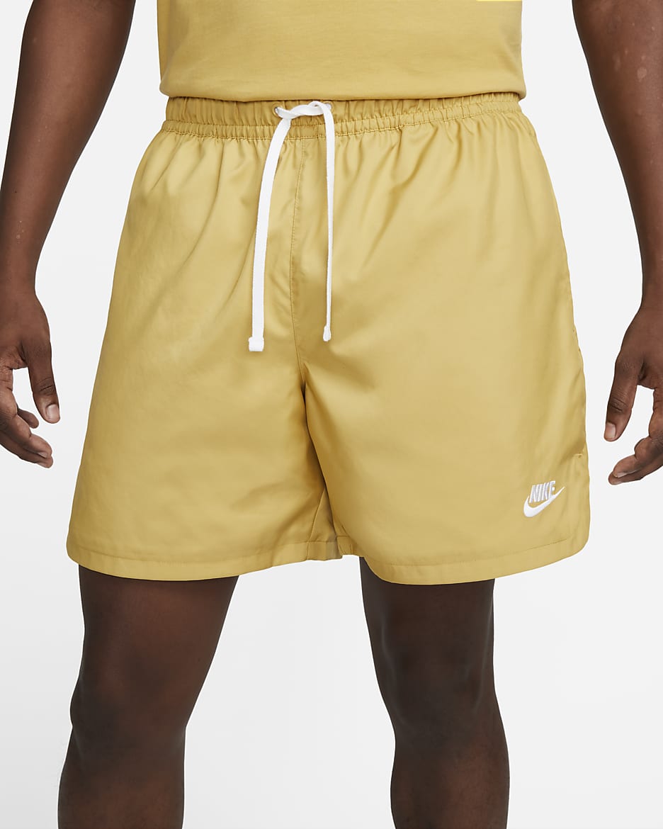 Shorts de ajuste relajado de tejido Woven forrados para hombre Nike Sportswear Sport Essentials - Oro trigo/Blanco