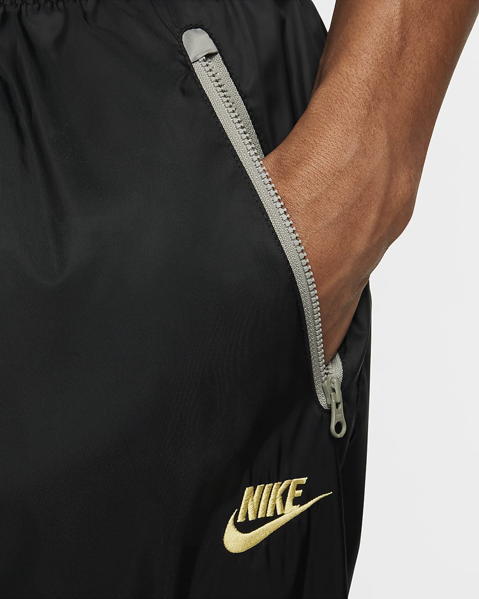 Nike Windrunner vevd bukse med fôr til herre - Svart/Dark Stucco/Saturn Gold