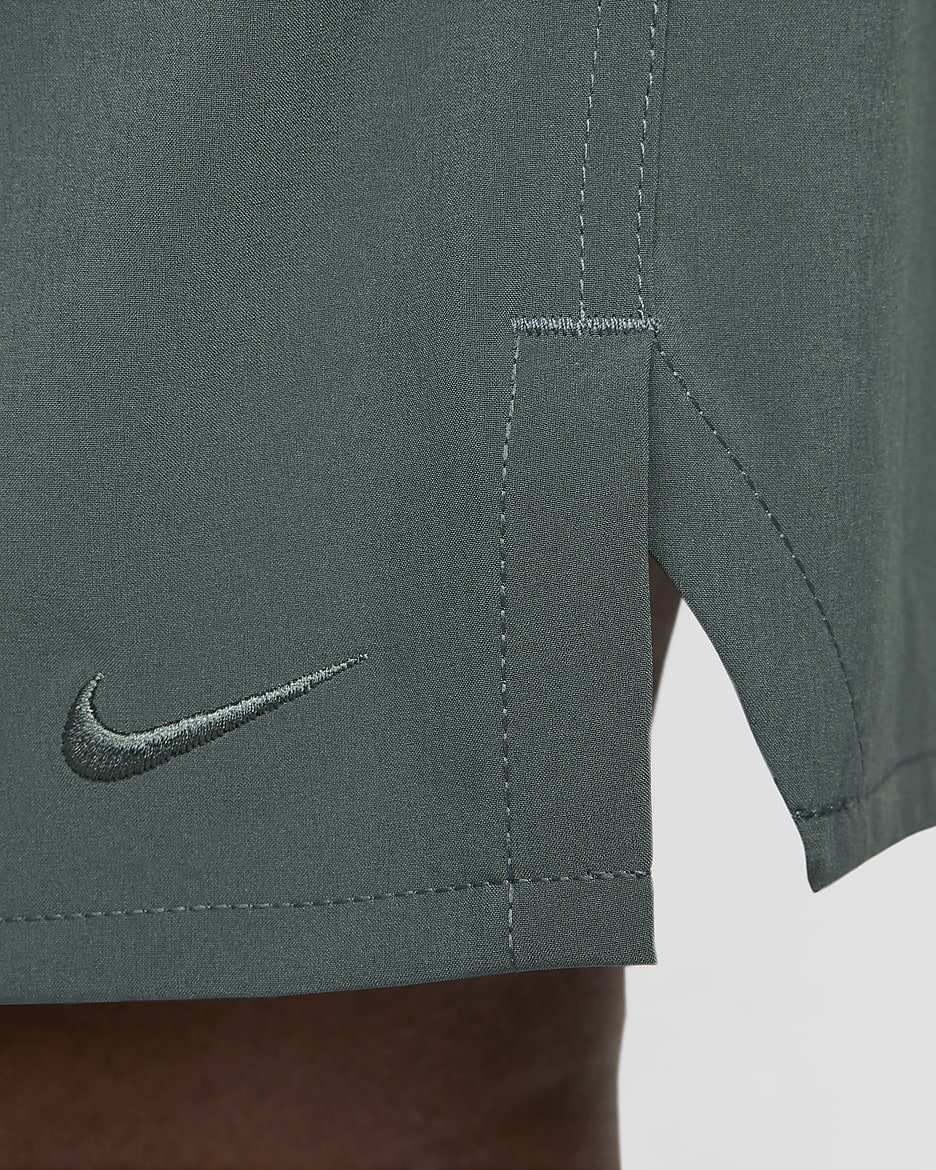 Nike Unlimited Dri-FIT 18 cm-es, bélés nélküli, sokoldalú férfi rövidnadrág - Vintage Green/Fekete/Vintage Green