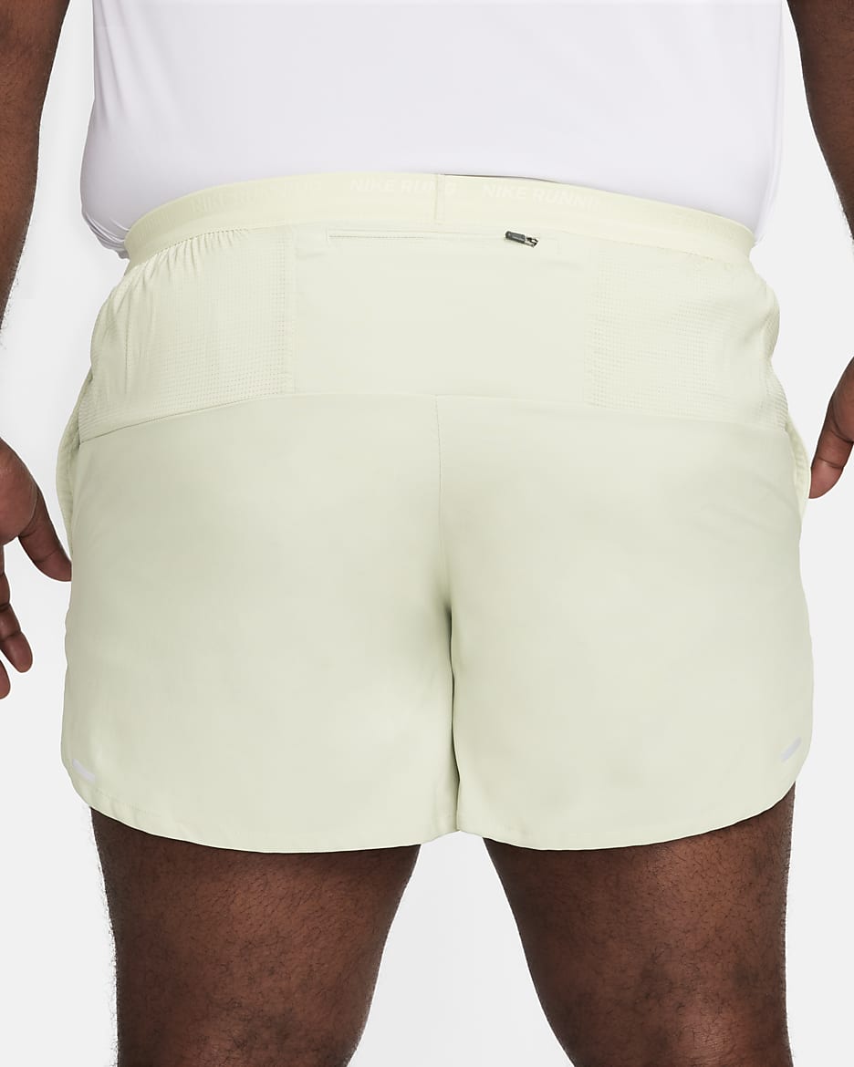 Shorts de correr Dri-FIT de 13 cm con forro de ropa interior para hombre Nike Stride - Aura oliva/Estuco oscuro