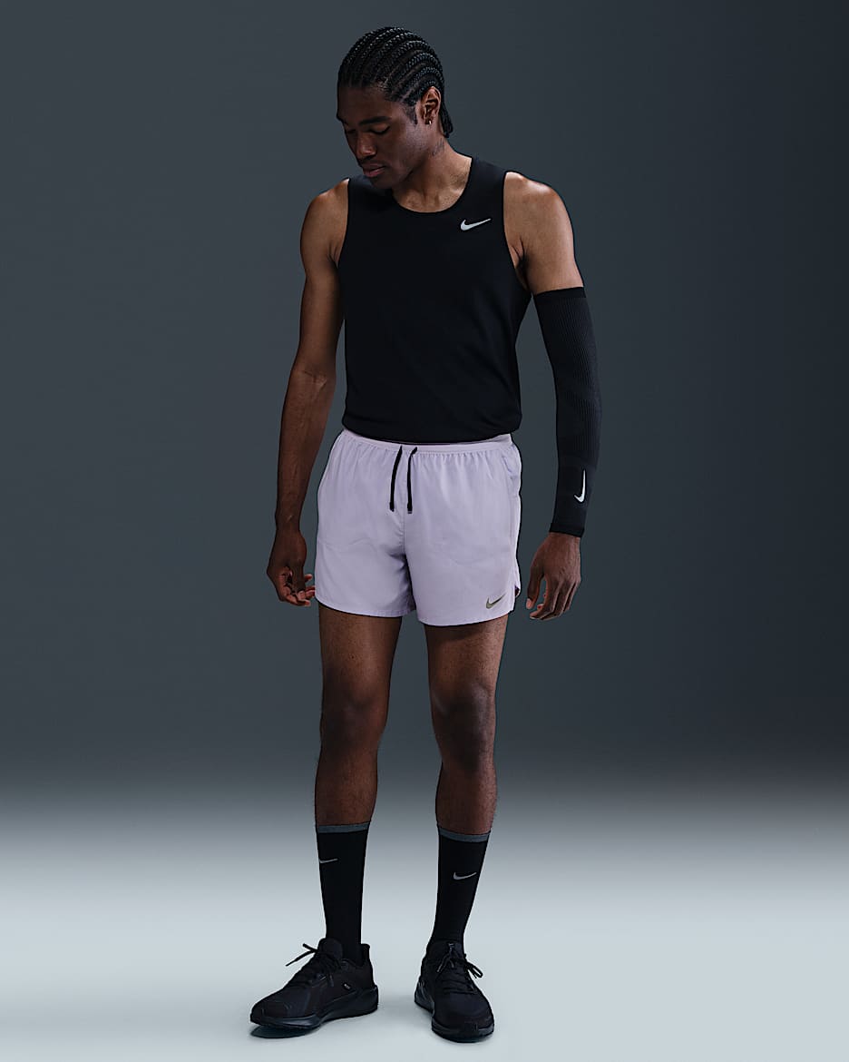 Short de running avec sous-short intégré Dri-FIT Nike Stride 13 cm pour homme - Hydrangeas/Noir