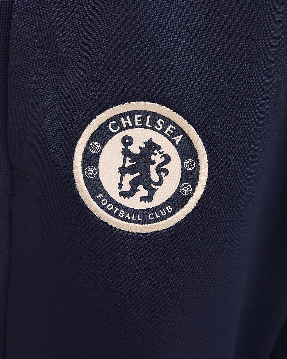 Chelsea FC Strike Dri-FIT-Fußball-Trainingsanzug aus Strickmaterial für jüngere Kinder - Obsidian/Light Photo Blue/Guava Ice