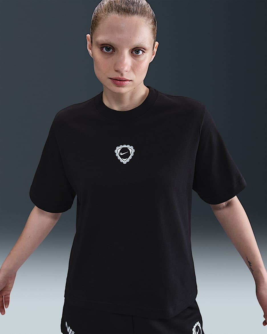 Nike Sportswear Kadın Tişörtü - Siyah/Beyaz