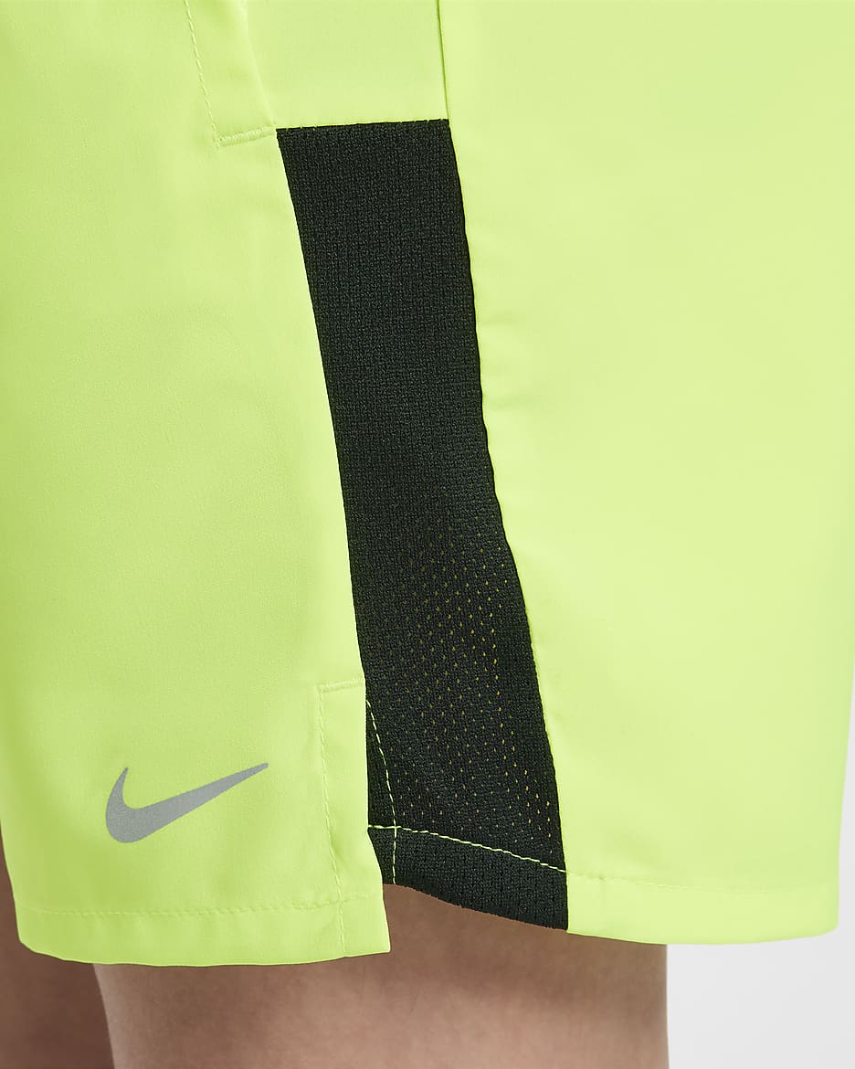 Nike Dri-FIT Challenger Trainingsshorts für ältere Kinder (Jungen) - Volt/Schwarz