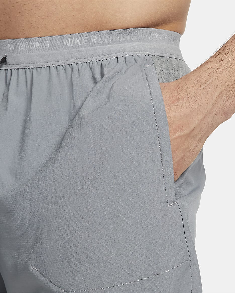 Shorts de correr Dri-FIT de 18 cm con forro de ropa interior para hombre Nike Stride - Gris humo/Negro