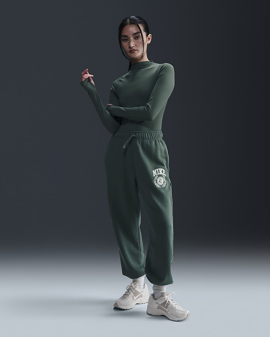 Nike Sportswear Club Fleece Women's Oversized Mid-Rise Tracksuit Bottoms - Vintage Green/Vintage Green/Sea Glass