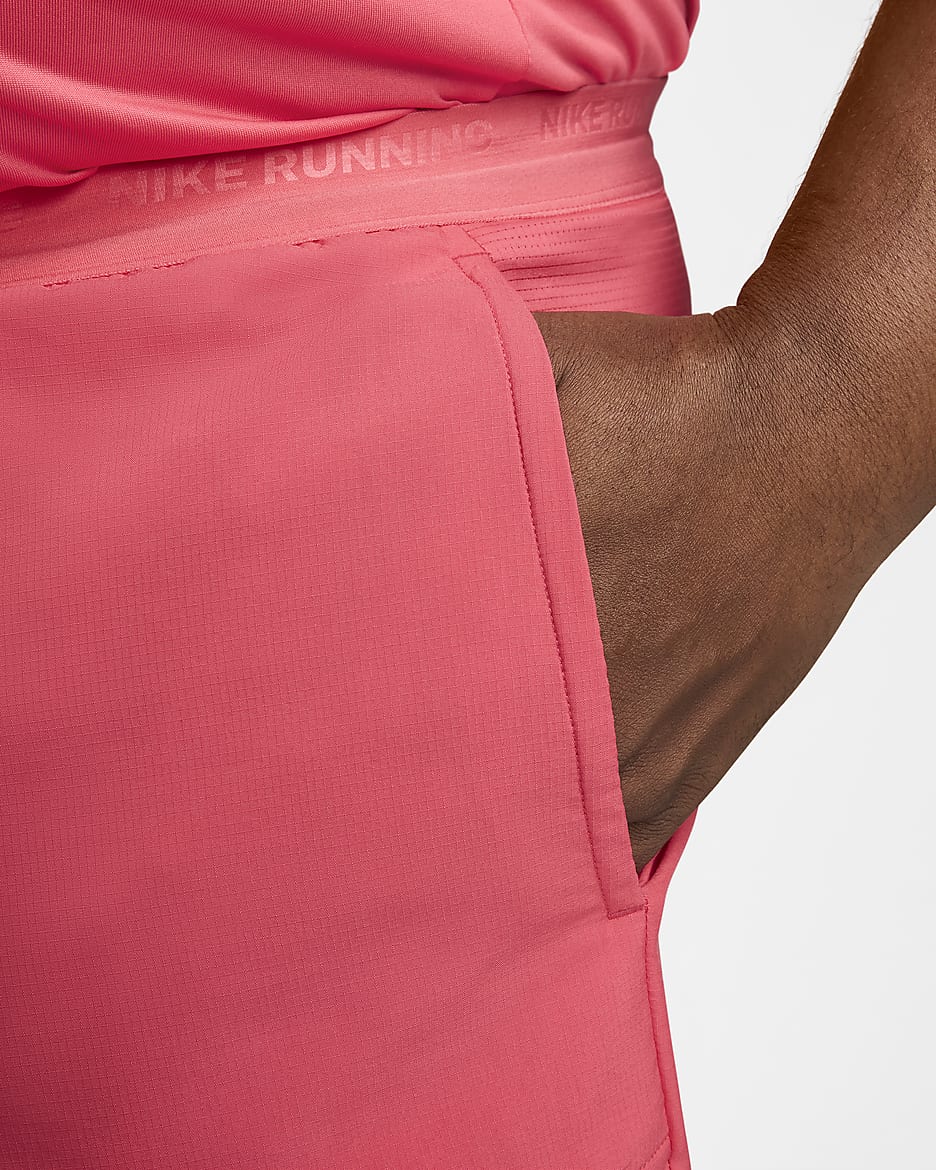 Shorts de correr Dri-FIT de 13 cm con forro de ropa interior para hombre Nike Stride - Rosa margarita/Negro