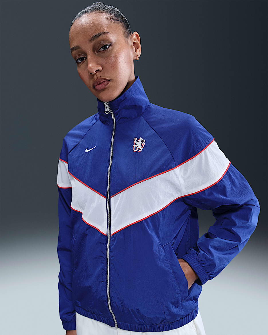 FC Chelsea Windrunner Nike Fußballjacke aus Webmaterial mit durchgehendem Reißverschluss und UV-Schutz (Damen) - Rush Blue/Weiß/Speed Red/Weiß