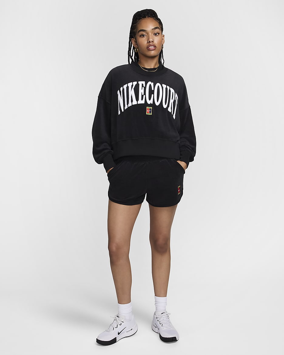 NikeCourt Heritage Tennis-Sweatshirt mit Rundhalsausschnitt und Grafik im Over-Oversize-Look (Damen) - Schwarz/Schwarz/Flat Pewter/Weiß