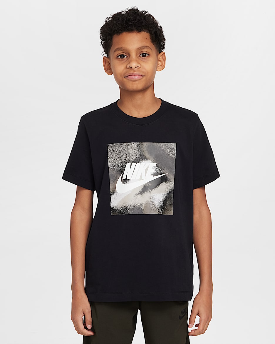 เสื้อยืดเด็กโต Nike Sportswear - ดำ