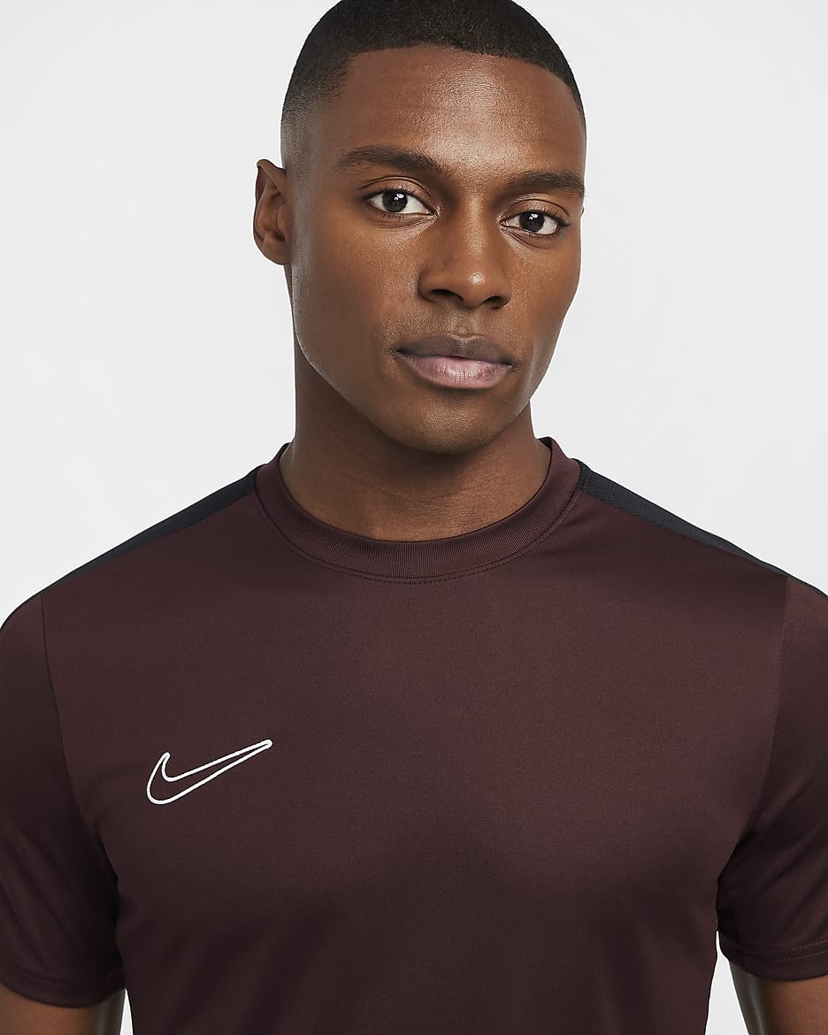 Męska koszulka piłkarska z krótkim rękawem Dri-FIT Nike Academy - Burgundy Crush/Czerń/Biel