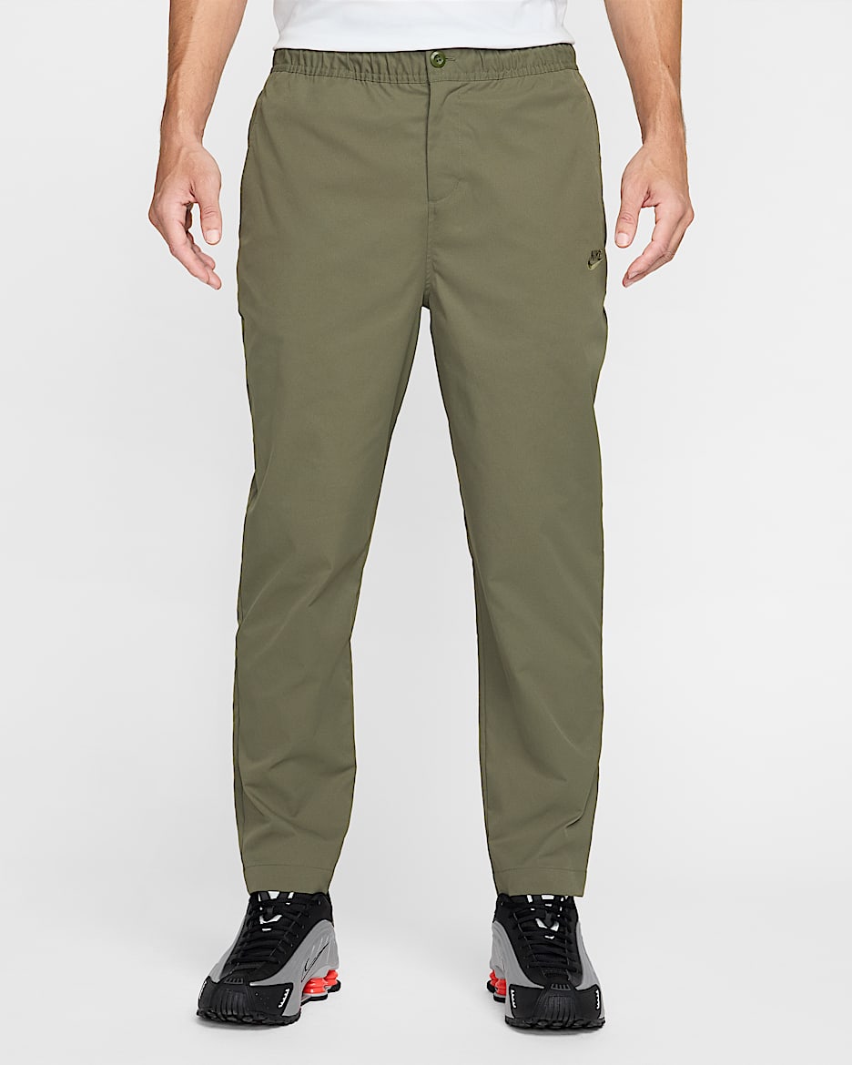 Nike Club schmal zulaufende Hose aus Webmaterial (Herren) - Medium Olive/Medium Olive