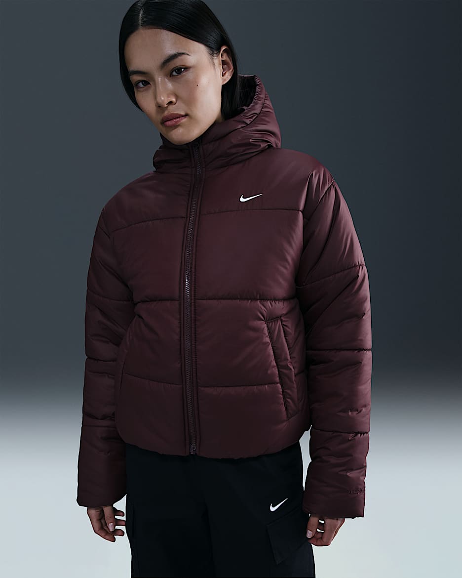 Chamarra con gorro Therma-FIT holgada para mujer Nike Sportswear Classic Puffer - Burdeos enérgico/Blanco