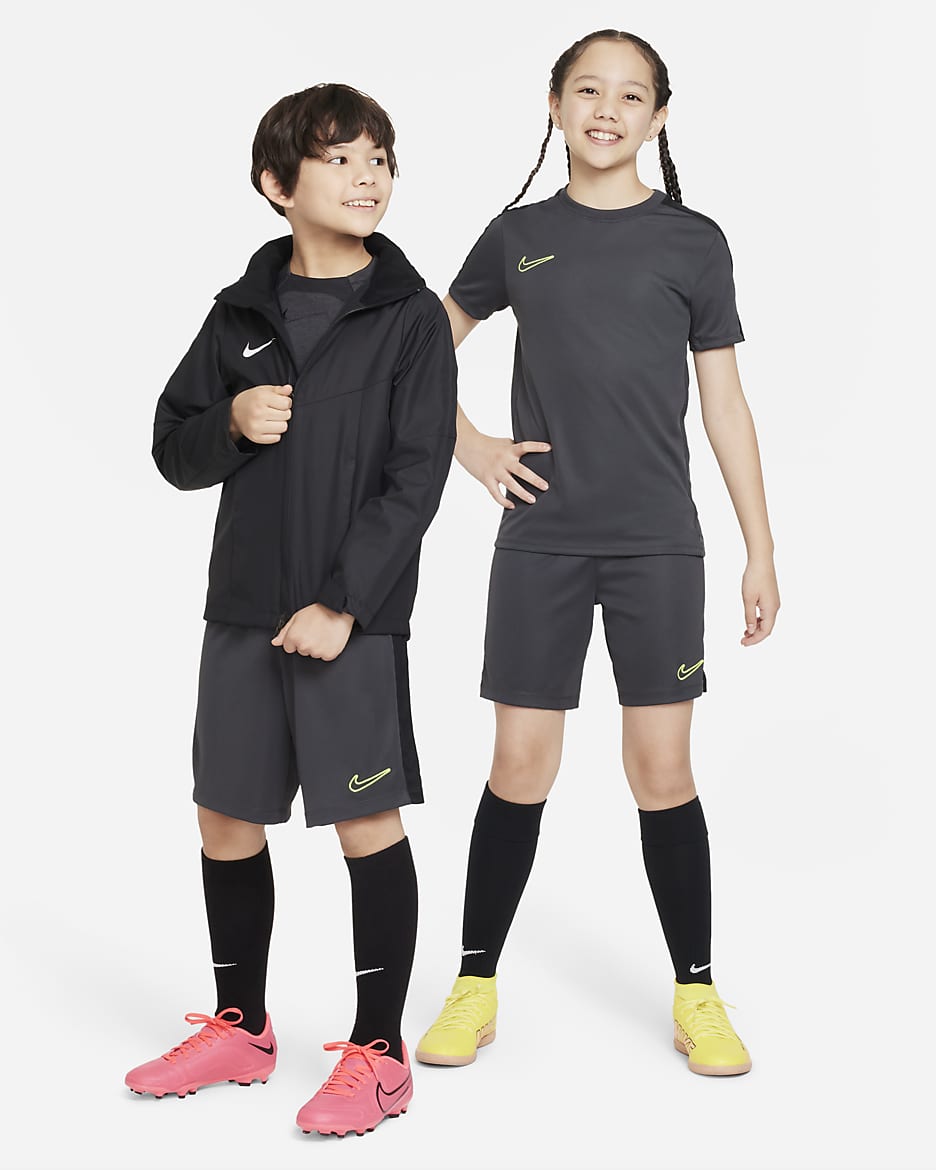 Nike Dri-FIT Academy23 兒童足球短褲 - Anthracite/黑色/Volt