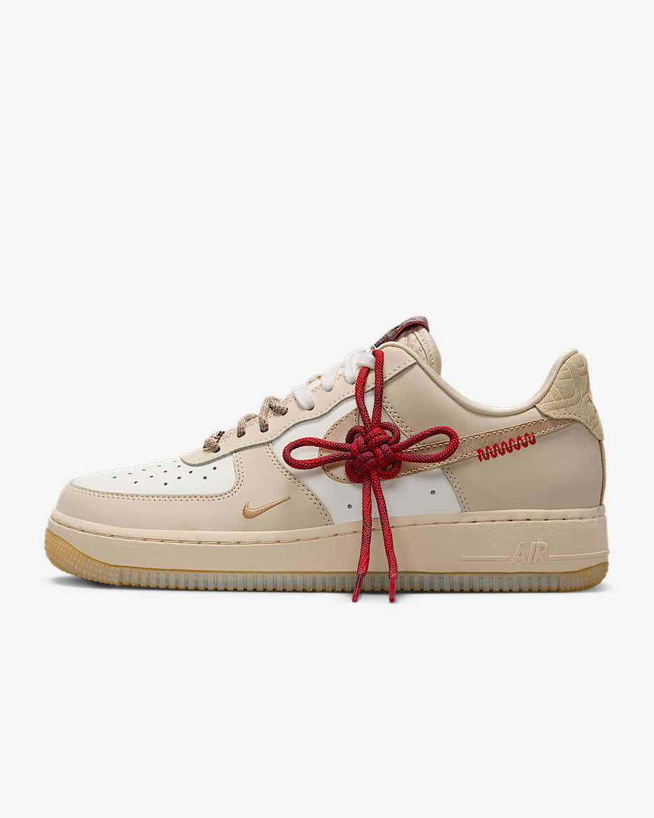 Tenis para mujer Nike Air Force 1 '07 LX - Vela/Caqui claro/Beige paracaídas/Oro team