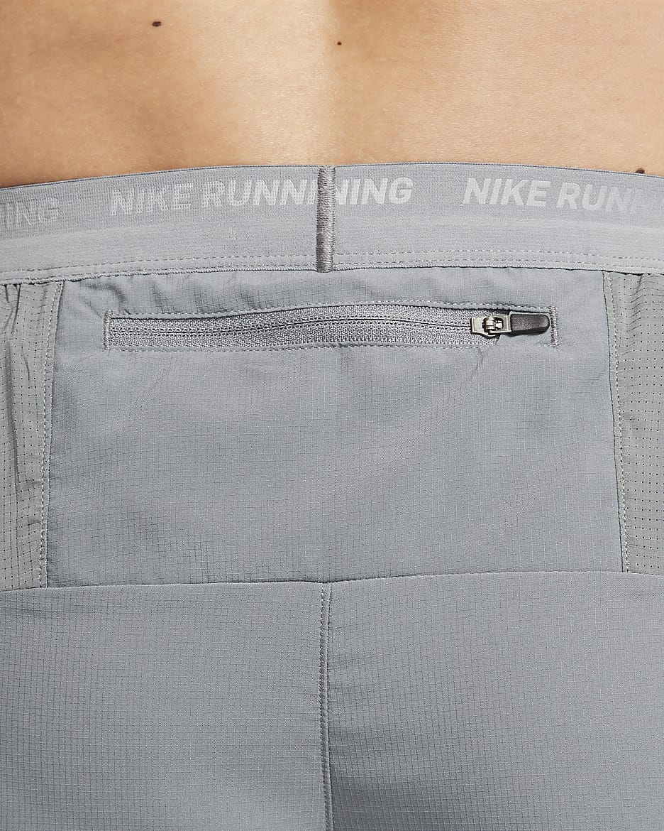 Shorts de correr Dri-FIT de 18 cm con forro de ropa interior para hombre Nike Stride - Gris humo/Negro