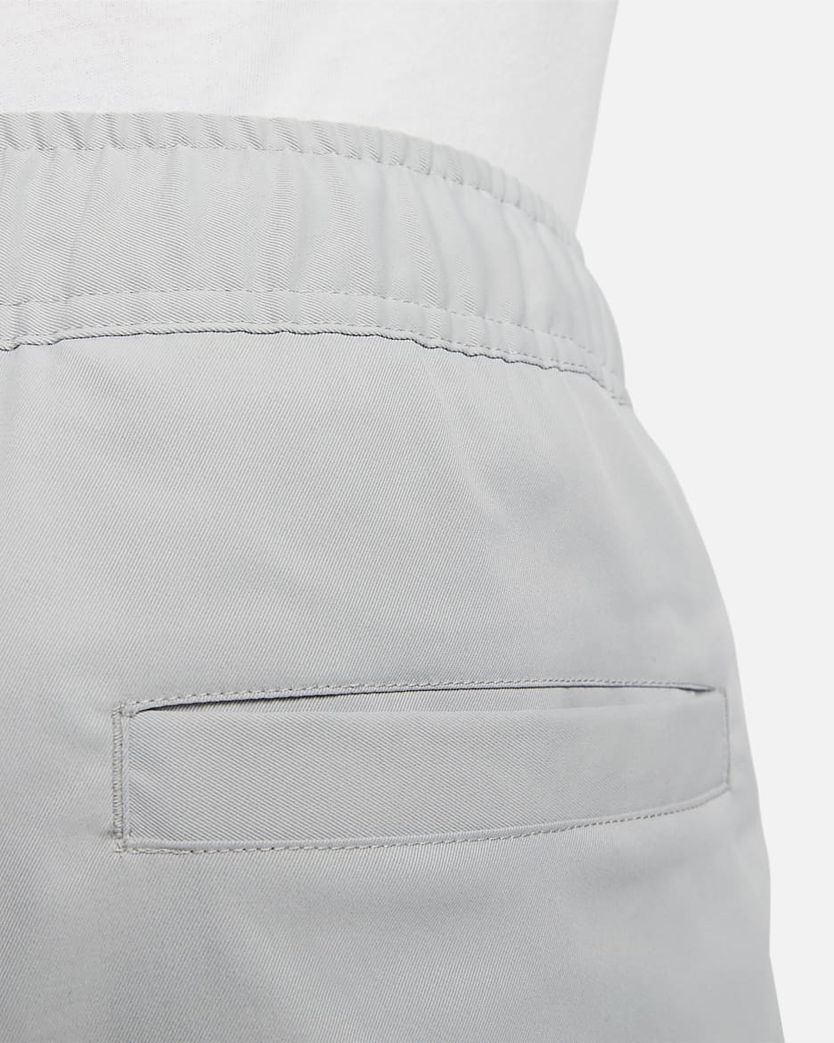 Pantaloni affusolati in tessuto Nike Club – Uomo - Light Smoke Grey/Bianco