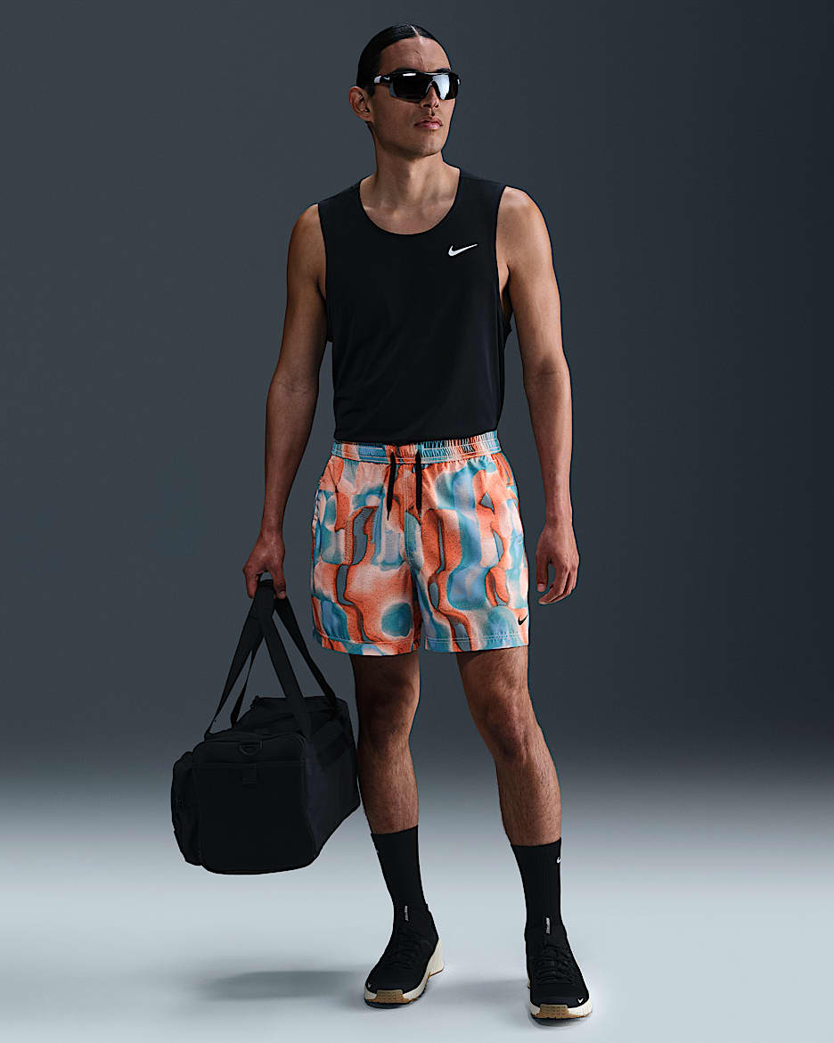 Shorts versátiles Dri-FIT de 13 cm sin forro para hombre Nike Form - Coral lavado/Negro