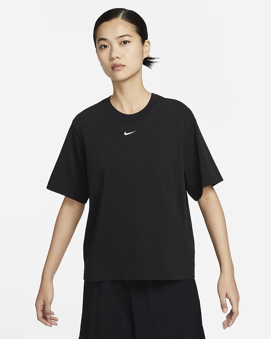 เสื้อยืดผู้หญิงทรงหลวม Nike Sportswear Essential - ดำ/ขาว