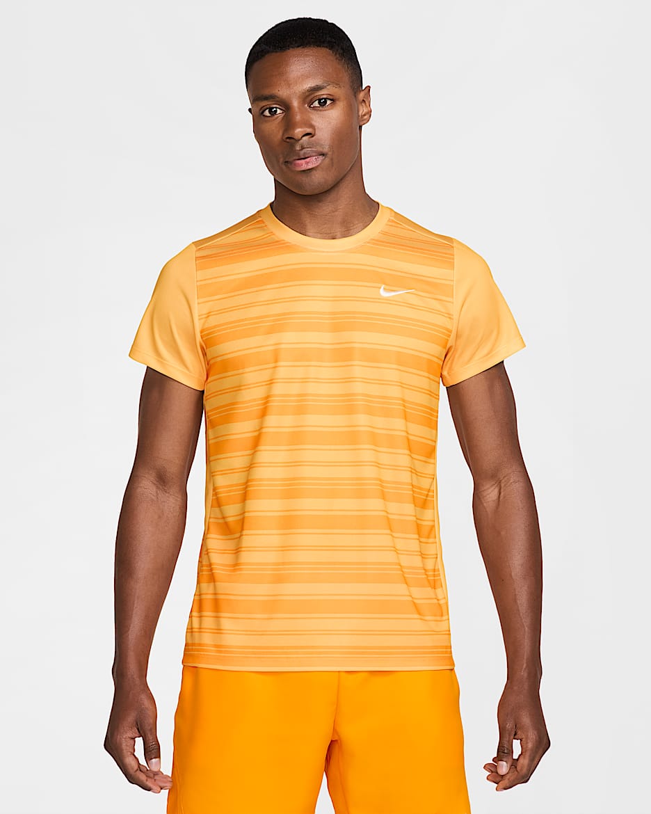 Playera de tenis Dri-FIT para hombre NikeCourt Victory - Oro topacio/Reloj de sol/Blanco