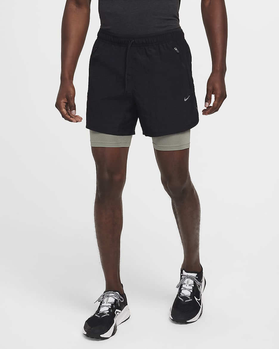 Nike Stride Running Division Dri-FIT waterafstotende 2-in-1 hardloopshorts voor heren (13 cm) - Zwart
