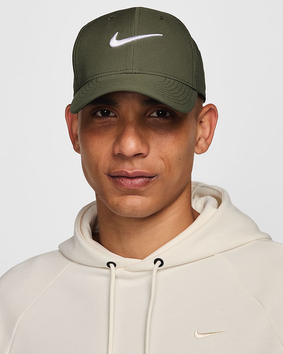 Gorra Swoosh estructurada Nike Dri-FIT Club - Oliva medio/Blanco