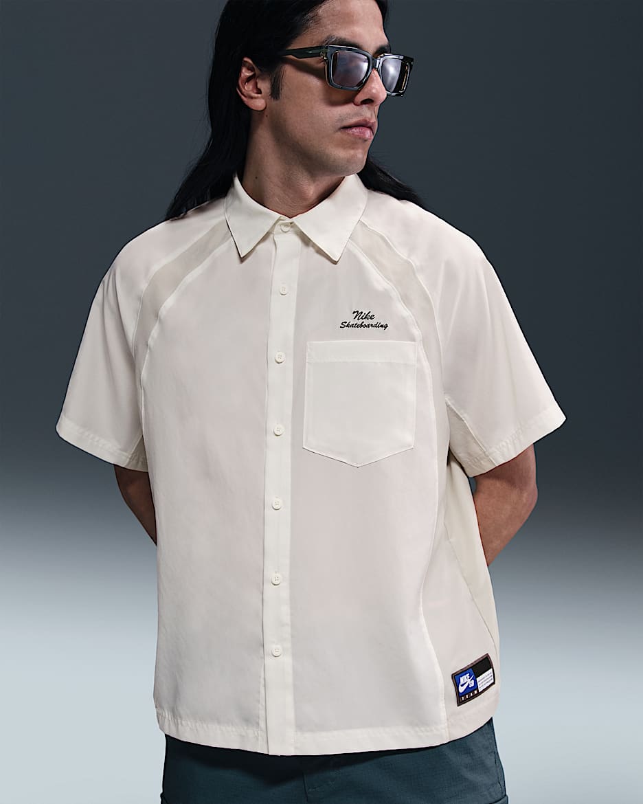 Playera tipo bowling de manga corta de tejido Woven Dri-FIT Nike SB - Vela/Hueso claro/Negro