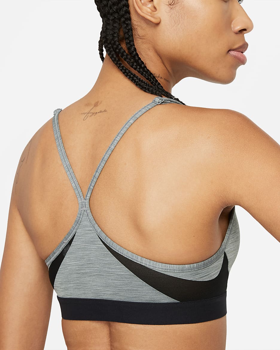 Bra deportivo de baja sujeción acolchado con cuello en V para mujer Nike Indy - Gris humo/Puro/Negro/Blanco