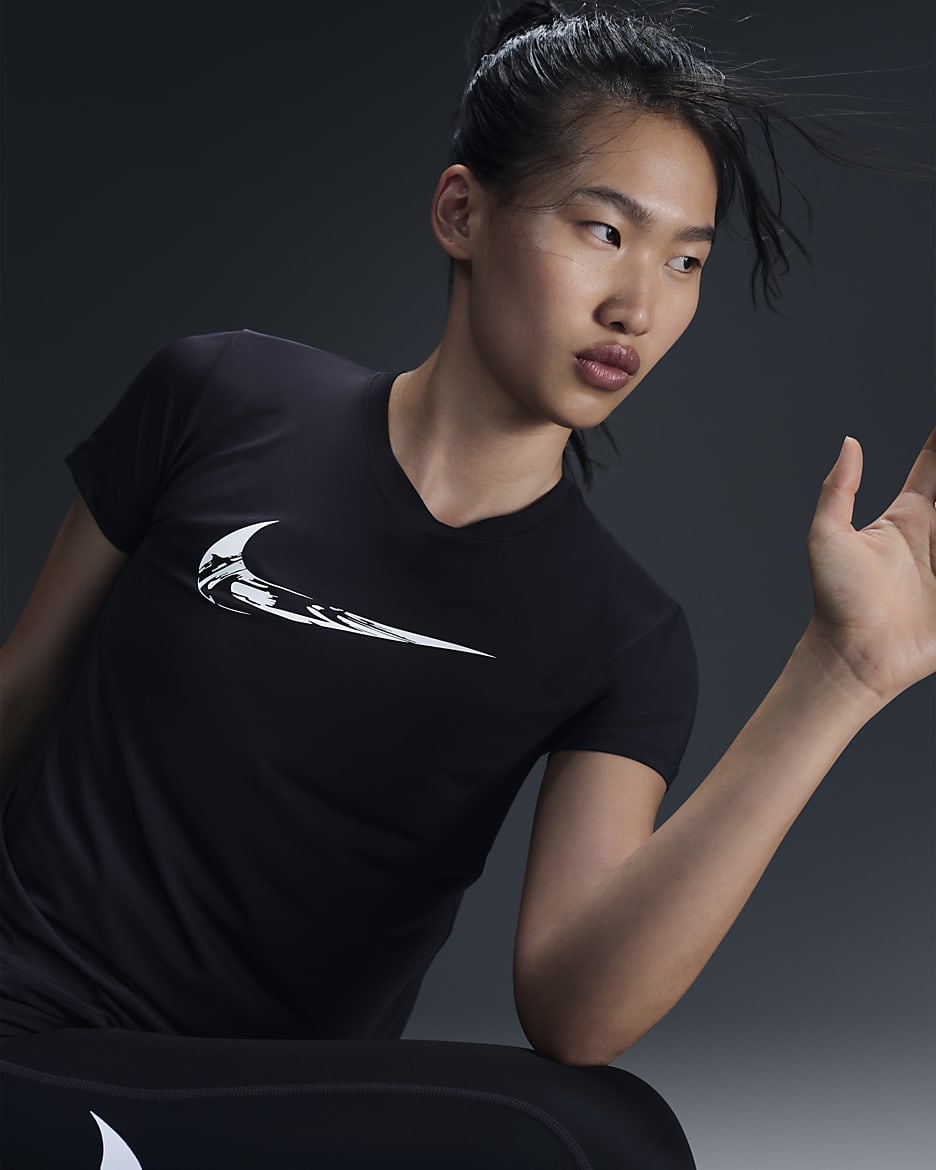 เสื้อวิ่งกราฟิกแขนสั้นผู้หญิง Dri-FIT Nike One - ดำ/ขาว