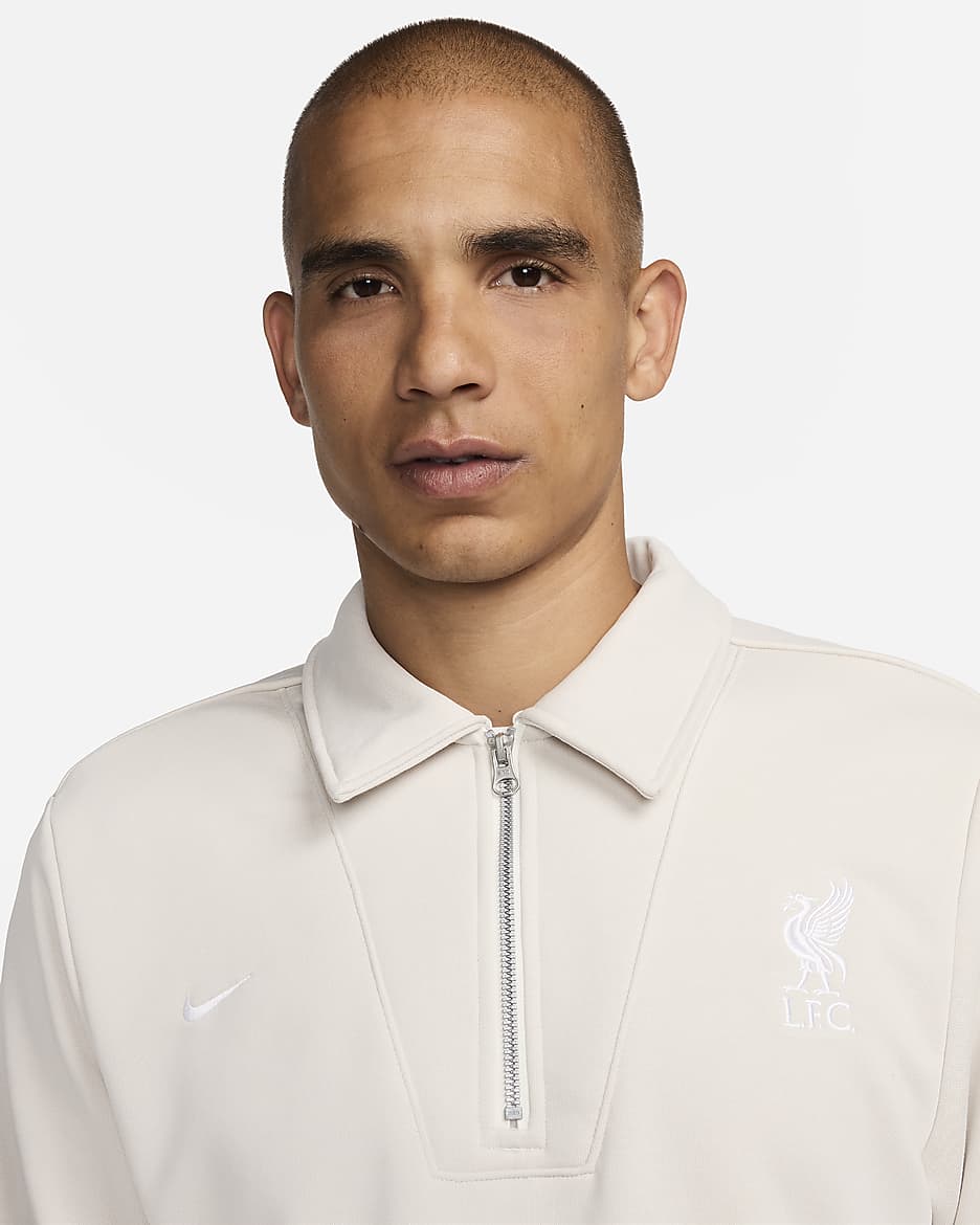 Liverpool FC Standard Issue Nike Dri-FIT fotballoverdel med kvart glidelås til herre - Light Orewood Brown/Hvit