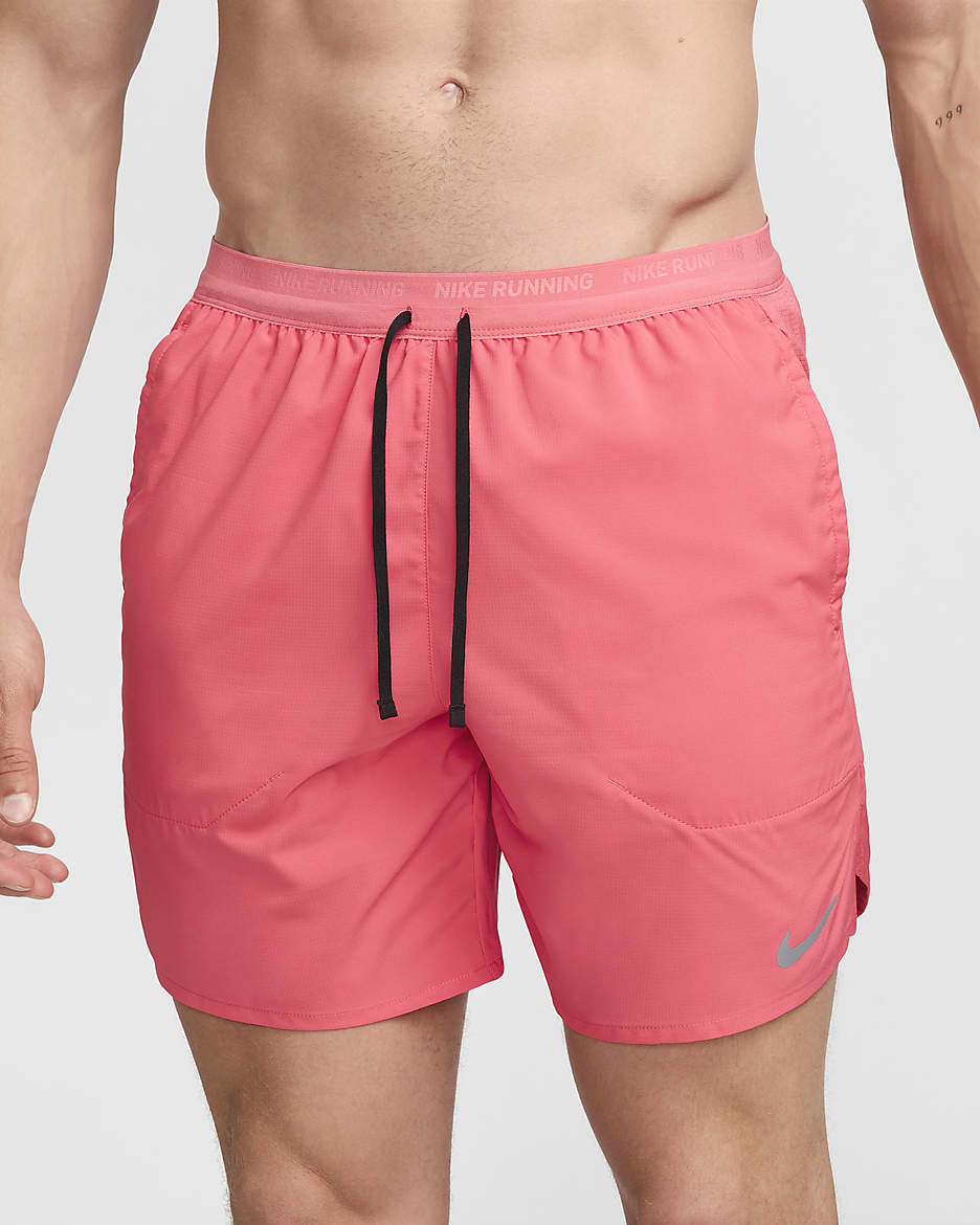 Shorts de correr Dri-FIT de 18 cm con forro de ropa interior para hombre Nike Stride - Rosa margarita/Negro