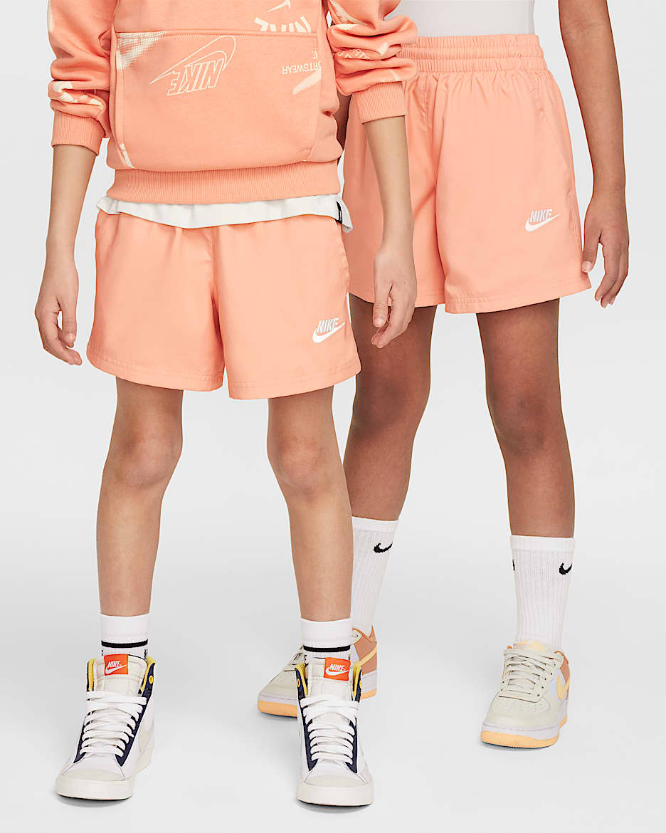 กางเกงขาสั้นแบบทอ 4.5 นิ้วเด็กโต Nike Sportswear - Apricot Agate/ขาว