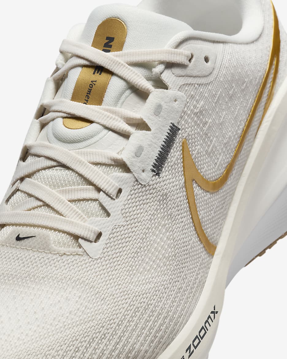 Nike Vomero 17-løbesko til vej til kvinder - Phantom/Light Bone/Sail/Metallic Gold