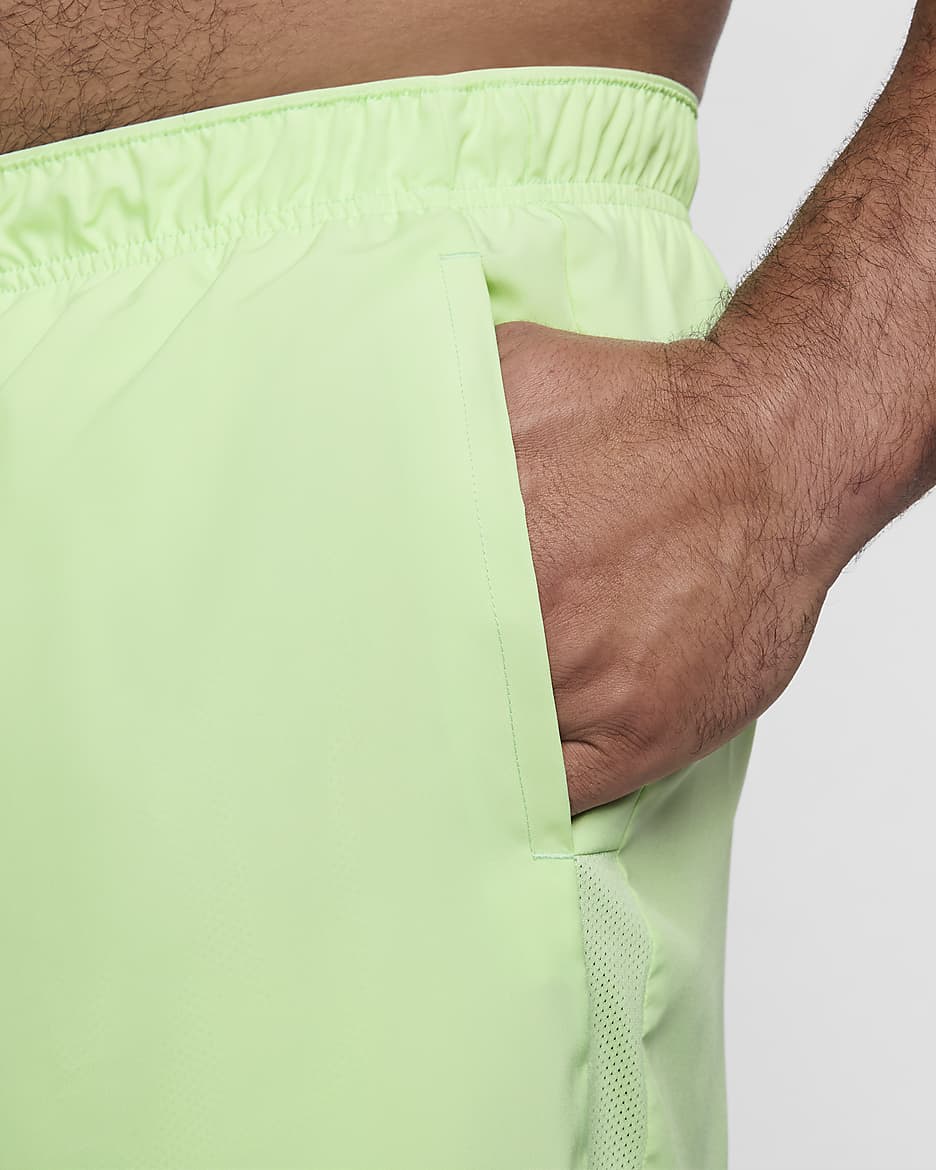 Shorts de correr Dri-FIT de 13 cm con forro de ropa interior para hombre Nike Challenger - Verde vapor/Verde vapor/Verde vapor