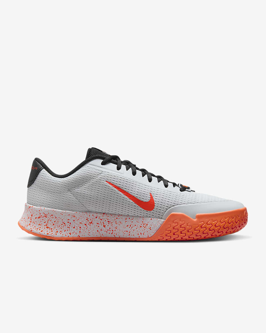 Chaussure de tennis pour surface dure NikeCourt Vapor Lite 2 Premium pour homme - Pure Platinum/Hyper Crimson/Noir