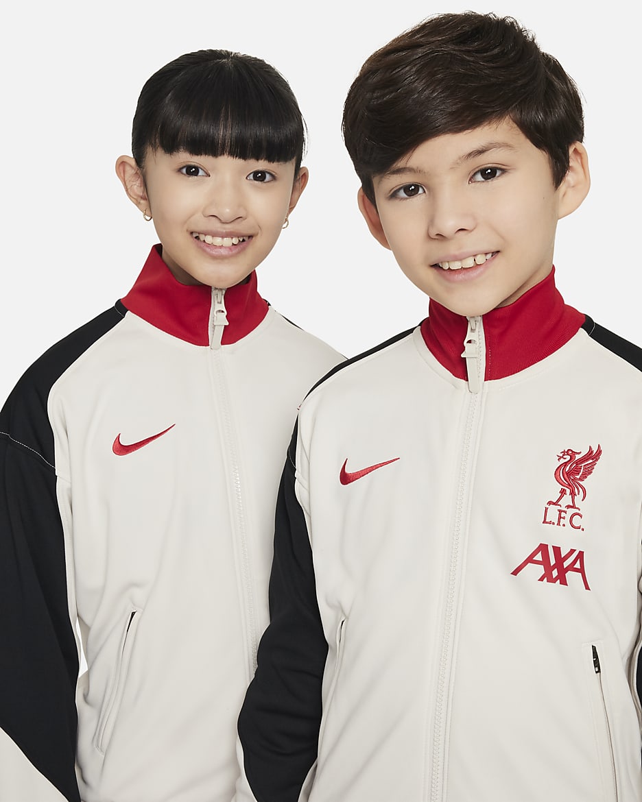 Liverpool FC Academy Pro Nike Dri-FIT voetbalvolksliedjack voor kids - Light Orewood Brown/Zwart/Gym Red