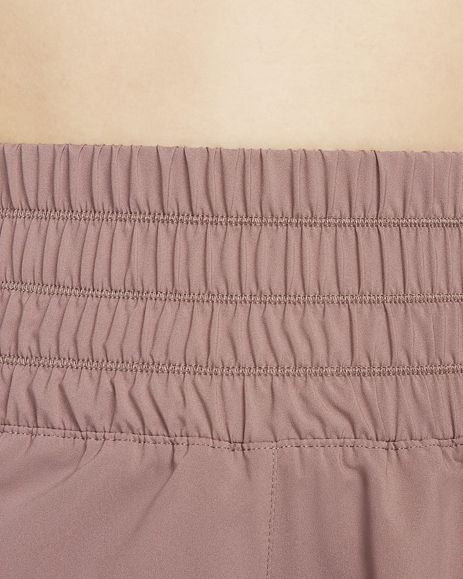 Nike One Dri-FIT Shorts mit Futter und besonders hohem Taillenbund für Damen (ca. 7,5 cm) - Smokey Mauve