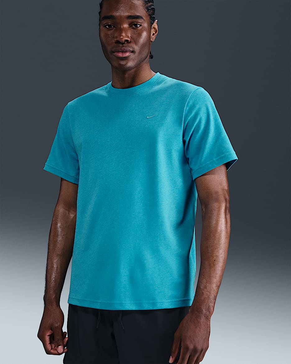 Playera versátil de manga corta Dri-FIT para hombre Nike Primary - Cactus empolvado/Jaspeado/Cactus empolvado