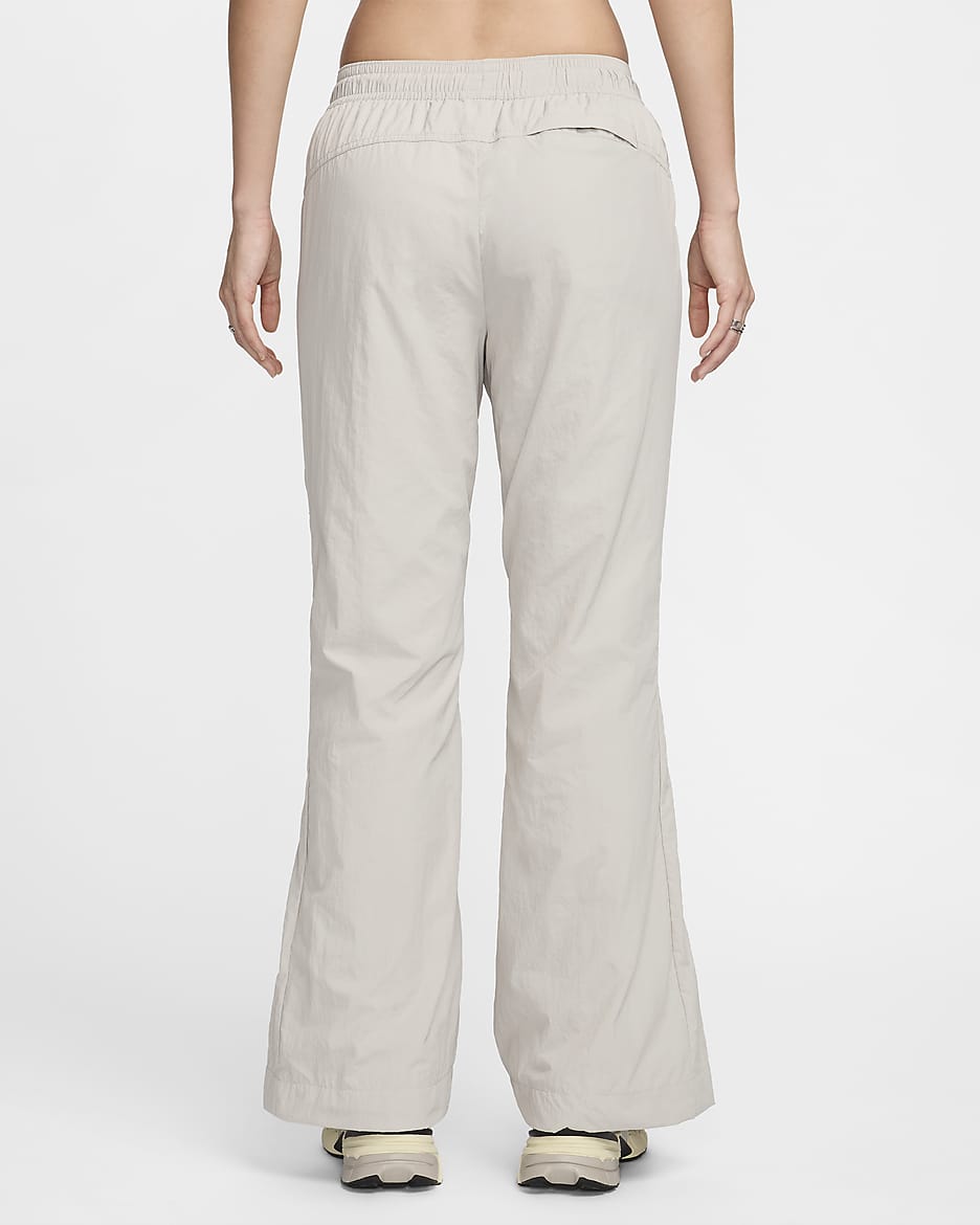 Pantaloni Repel a vita media con zip Nike Sportswear Collection – Donna - Light Iron Ore/Bianco