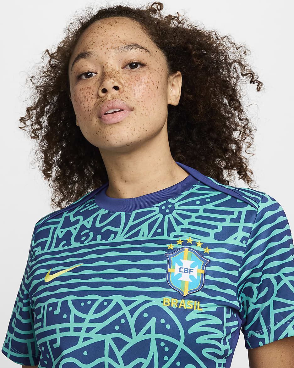 Playera de manga corta de fútbol Nike Dri-FIT para antes del partido para mujer Brazil Academy Pro - Retro claro/Azul royal intenso/Amarillo dinámico