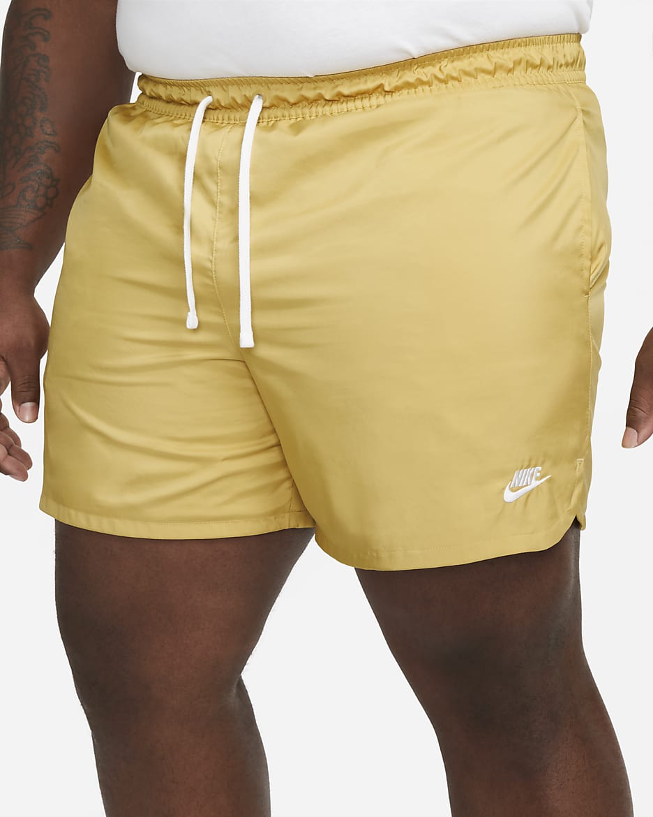 Shorts de ajuste relajado de tejido Woven forrados para hombre Nike Sportswear Sport Essentials - Oro trigo/Blanco