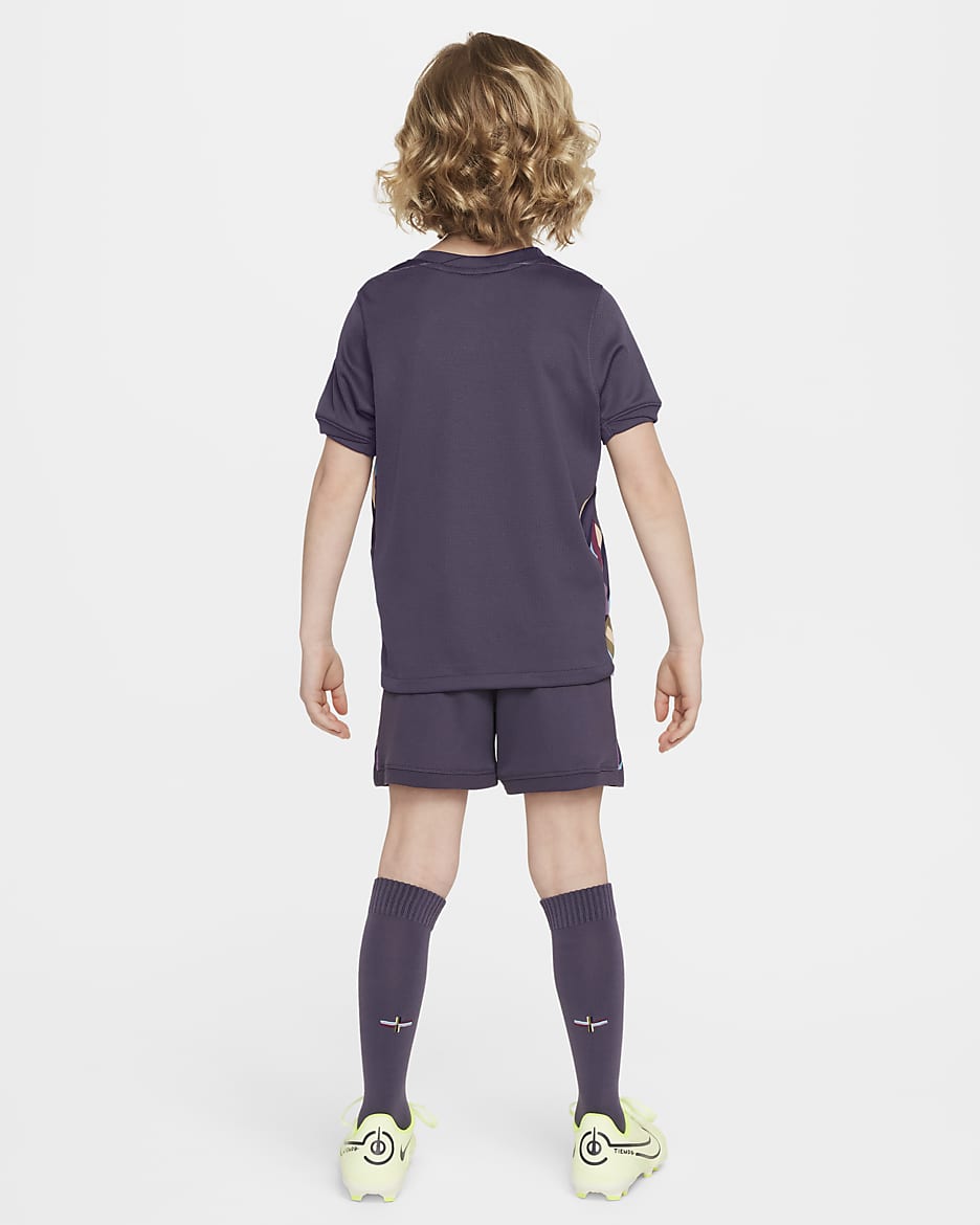 England 2024/25 Stadium Away dreiteiliges Nike Replika Fußballtrikot-Set (jüngere Kinder) - Dark Raisin/Sesame