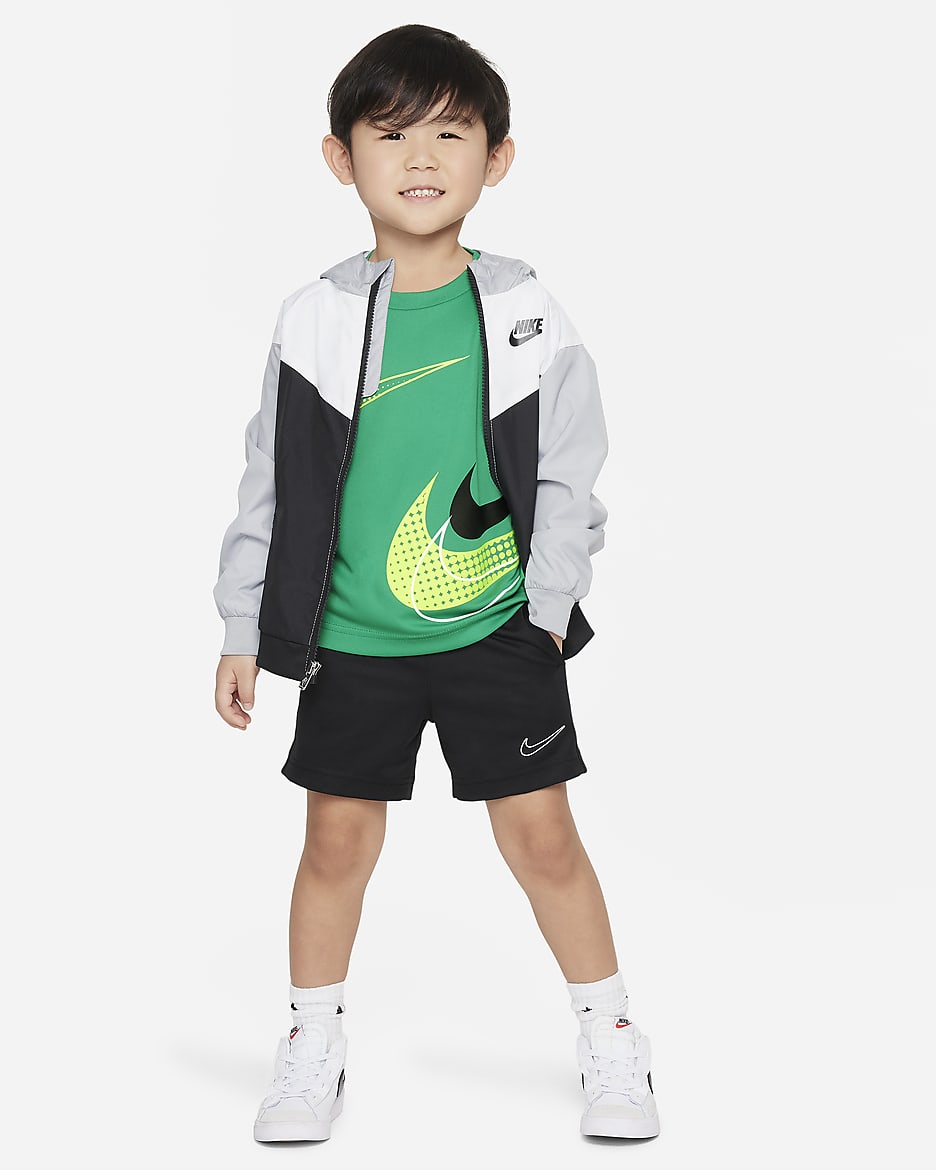 Playera con gráfico infantil Nike Dri-FIT Swoosh - Verde estadio